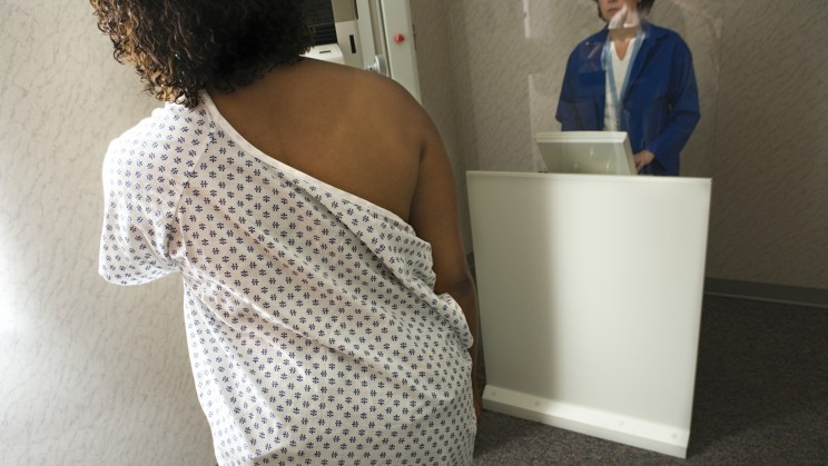 black-woman-gettng-mammogram